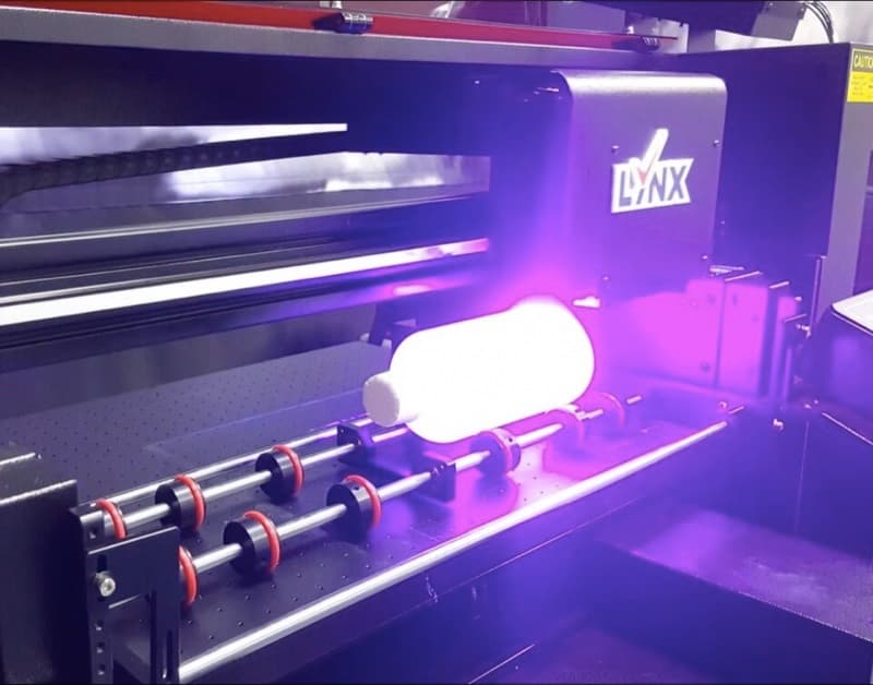 UV printer ishlayotgan paytdagi binafsha yorugʻlik
